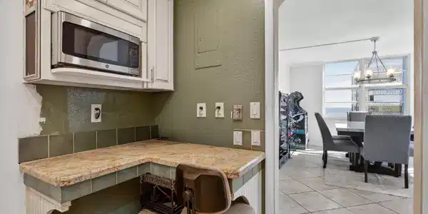 Image 4: Kitchen