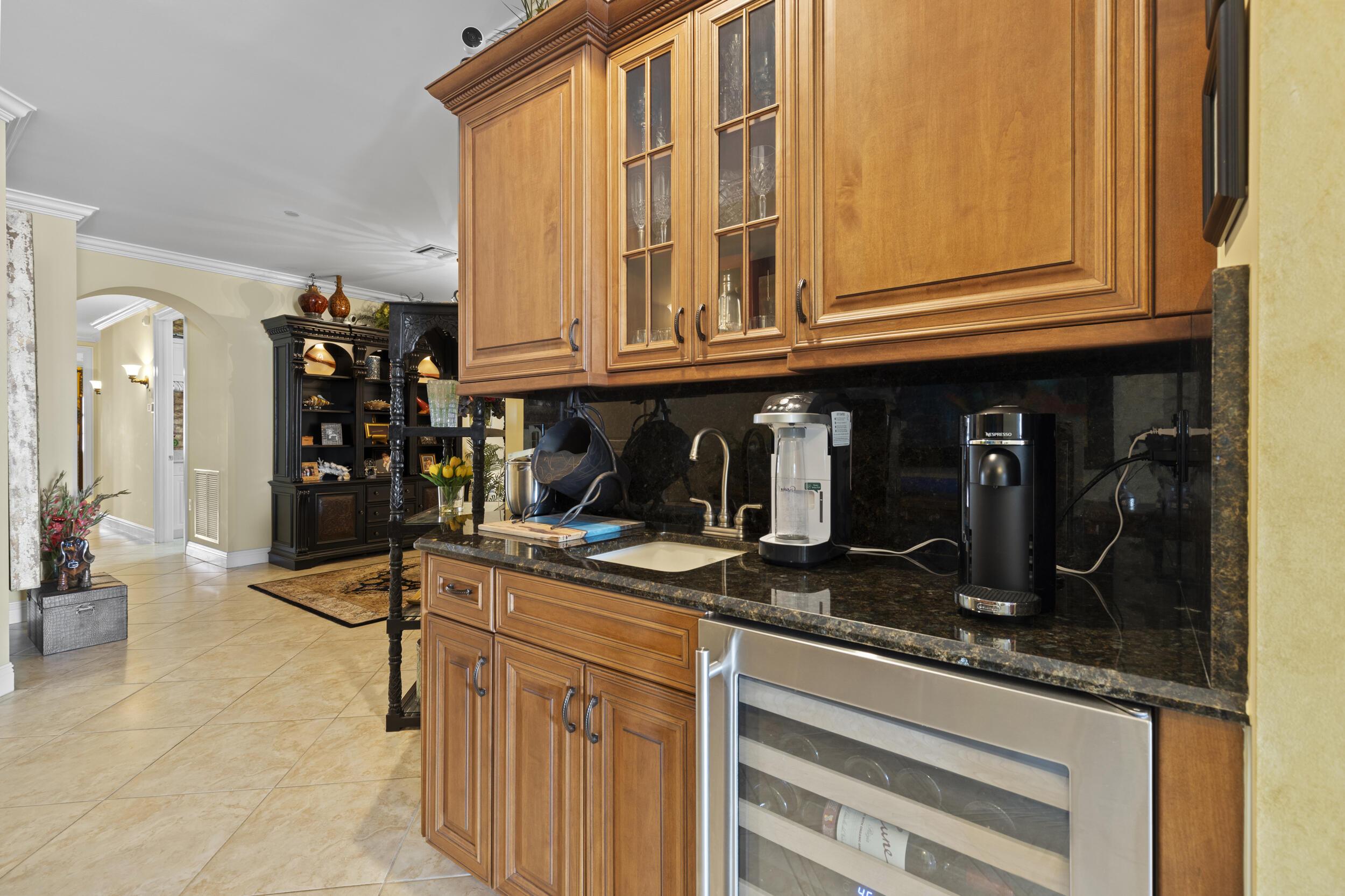 Image 4: Bar Wine Area