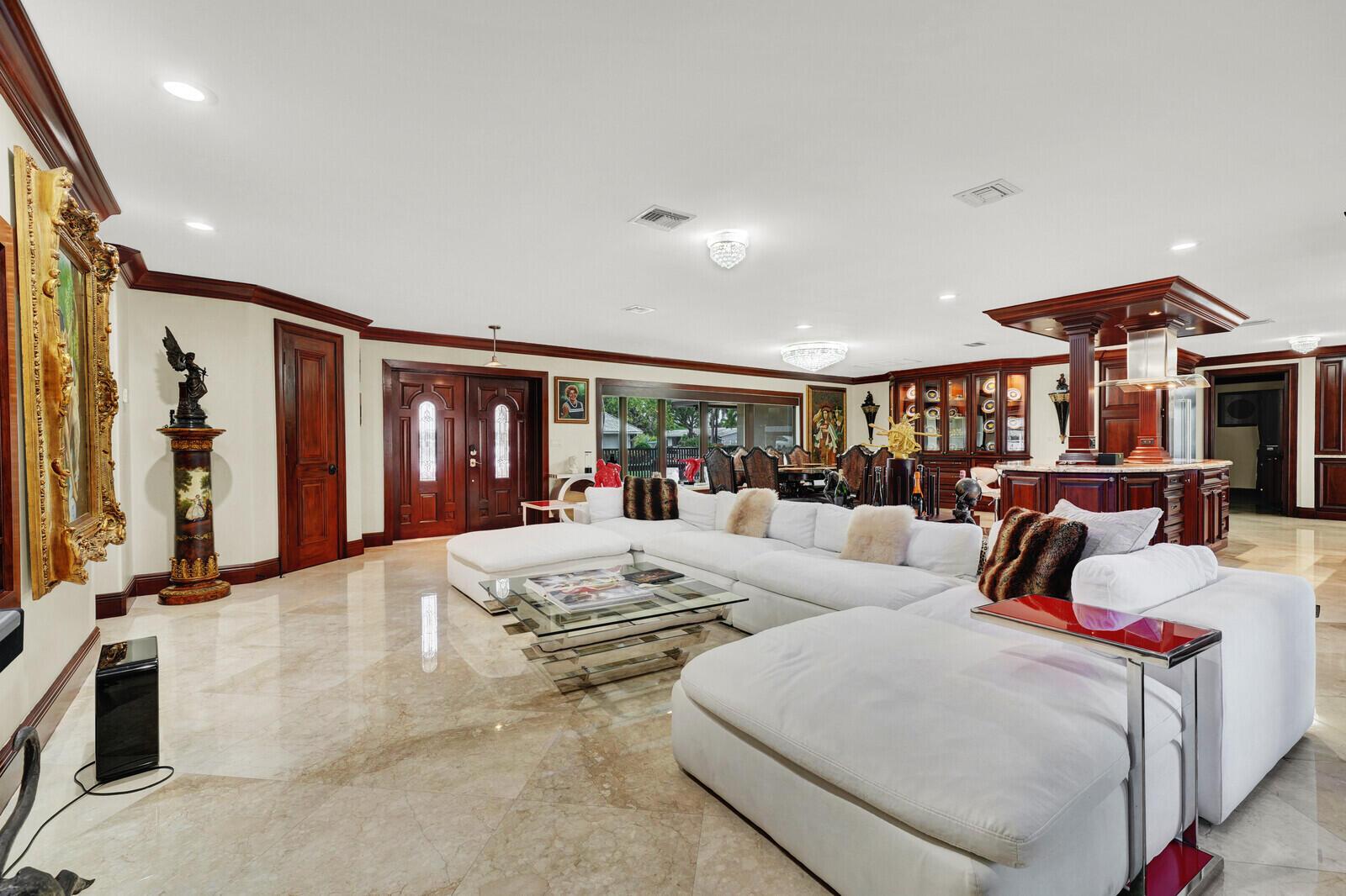 Image 3: Living Room