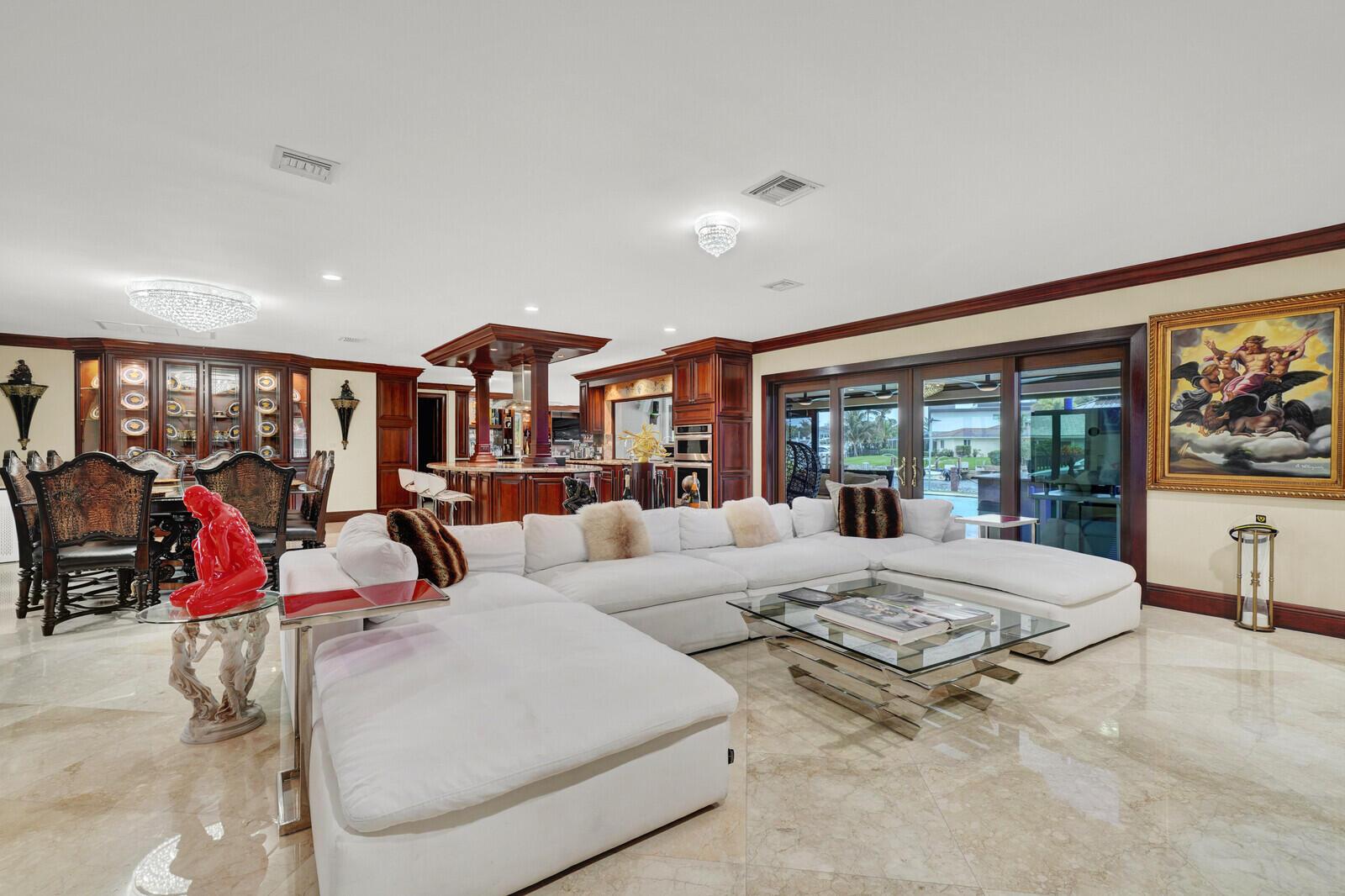 Image 4: Living Room