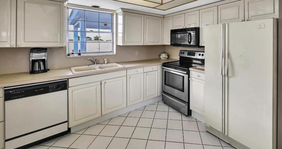 Image 3: Kitchen