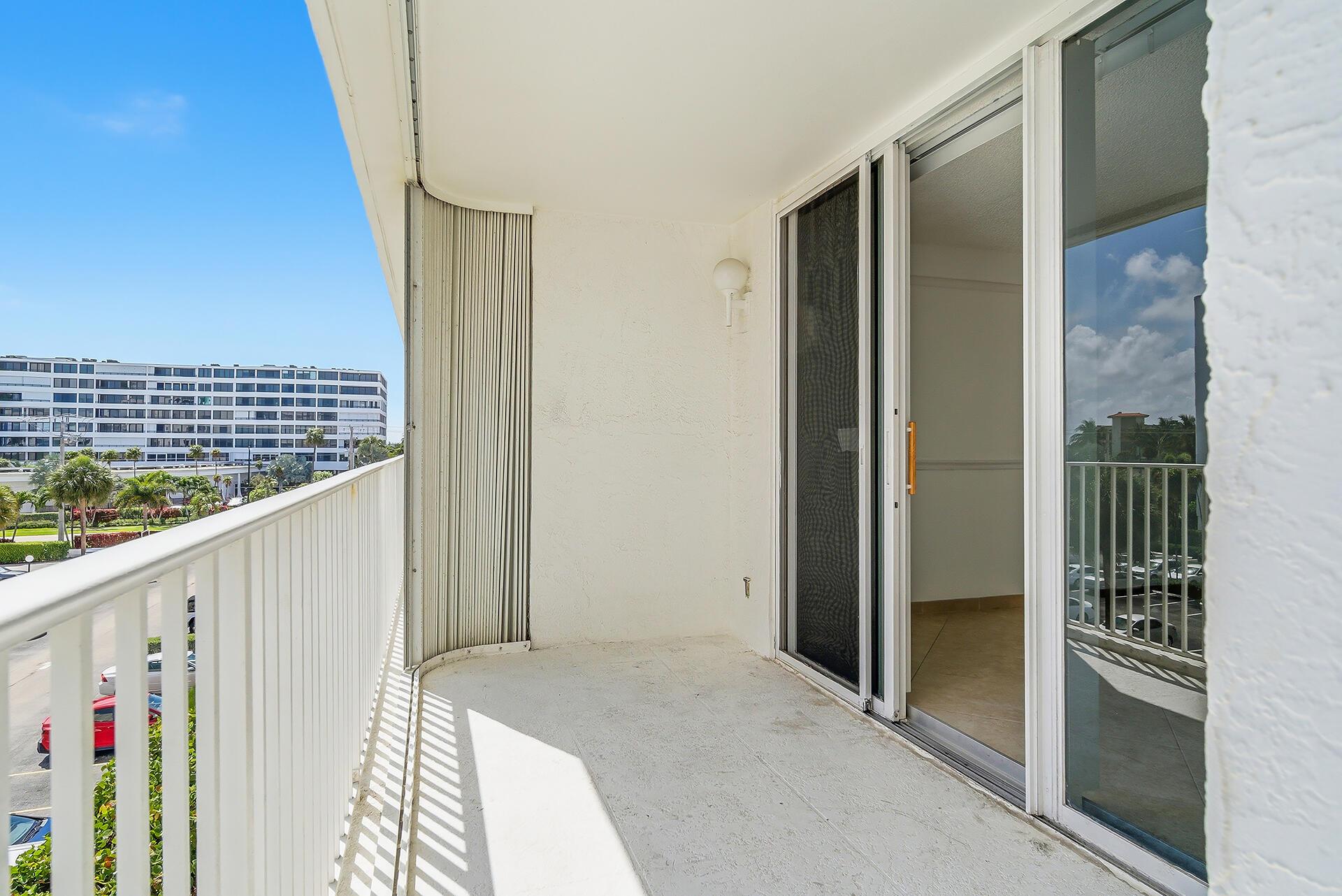 Image 4: BALCONY