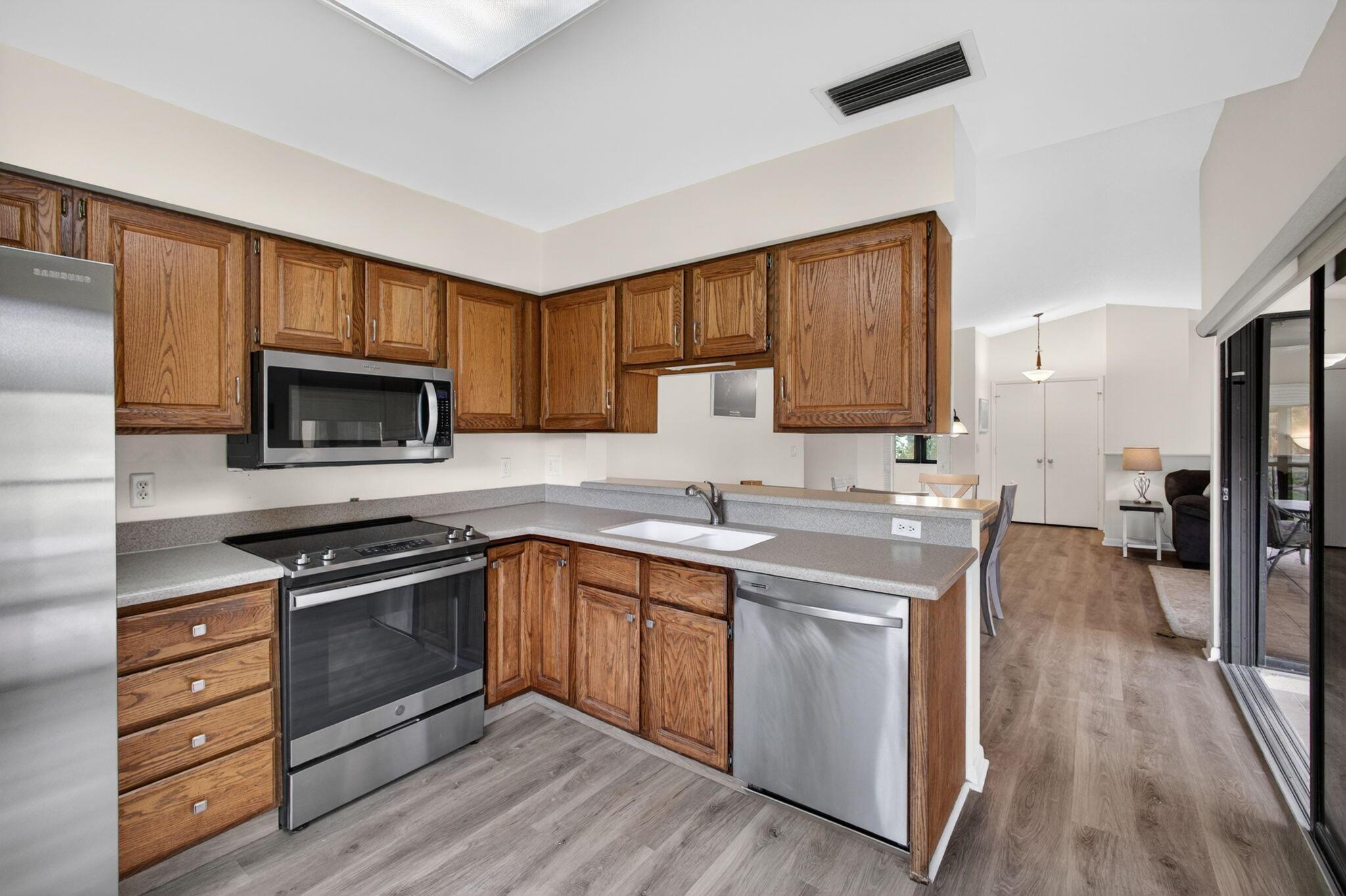 Image 4: Kitchen