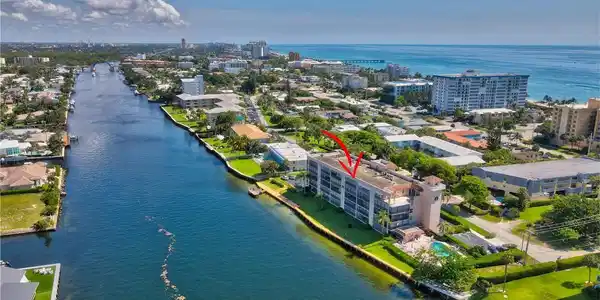 Image 2: Intracoastal just 2 blocks to the sand
