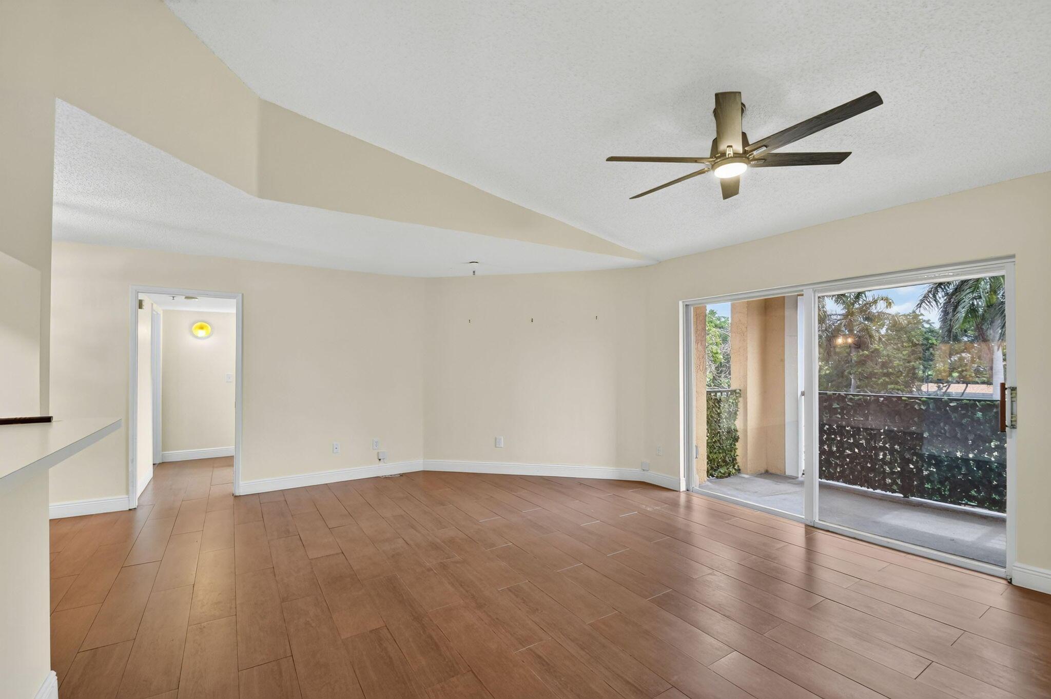 Image 2: Spacious Living Room
