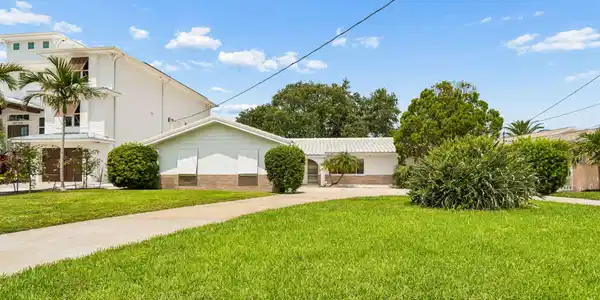 527 Harbor Drive N