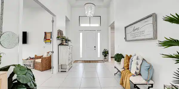 Image 3: foyer