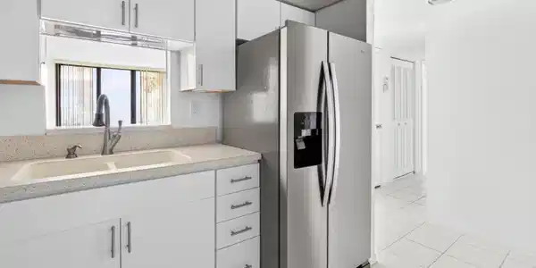 Image 4: Kitchen