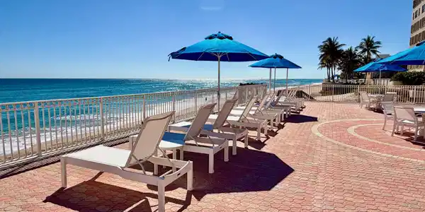 Image 3: Direct Ocean Front