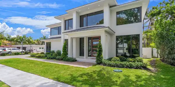 Image 3: 1-web-or-mls-2406 NE 13th Ct Fort Lauder