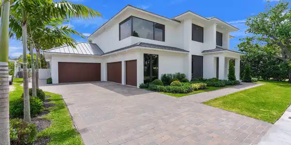 Image 4: 4-web-or-mls-2406 NE 13th Ct Fort Lauder