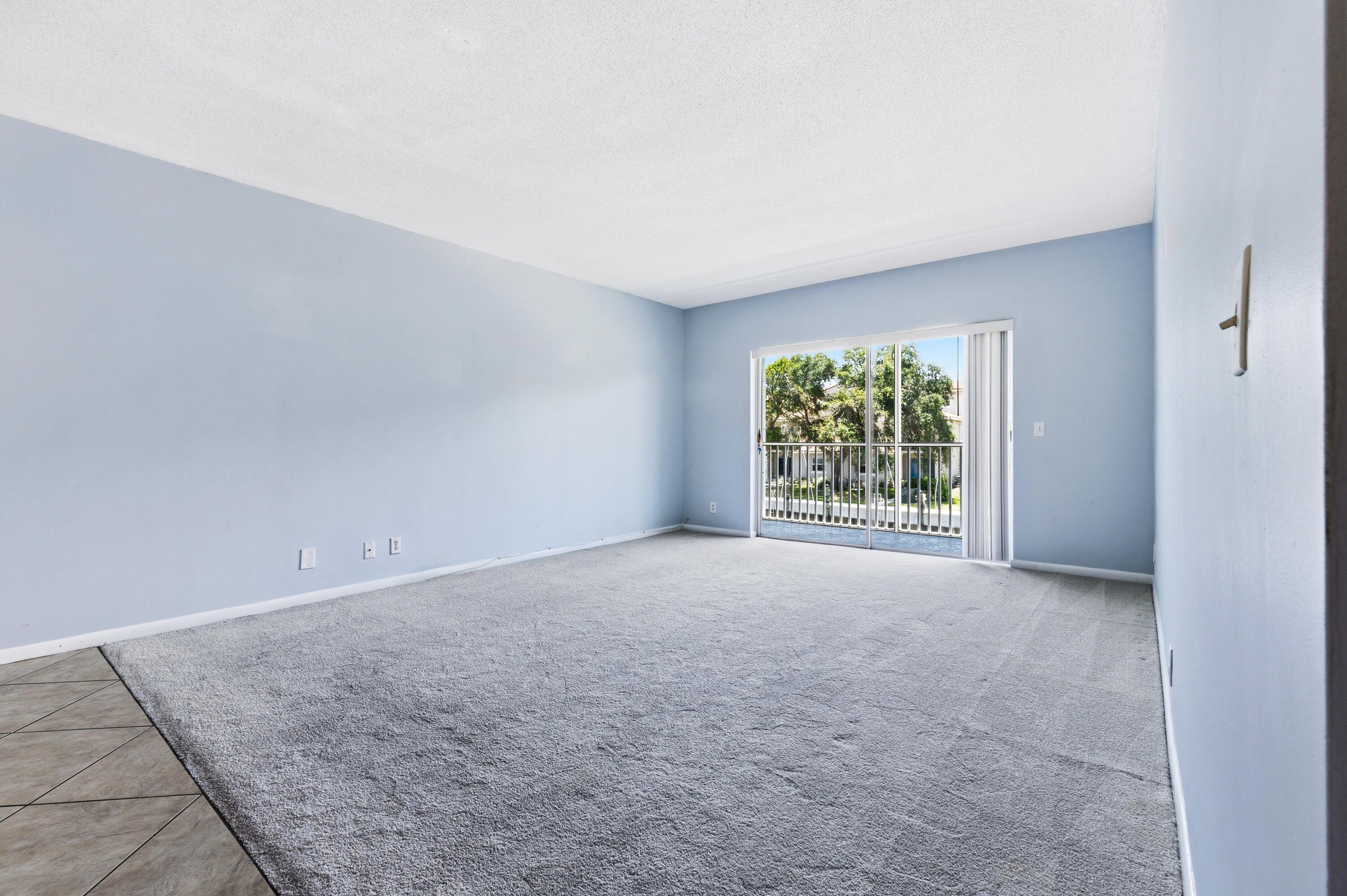 Image 4: LIVING ROOM