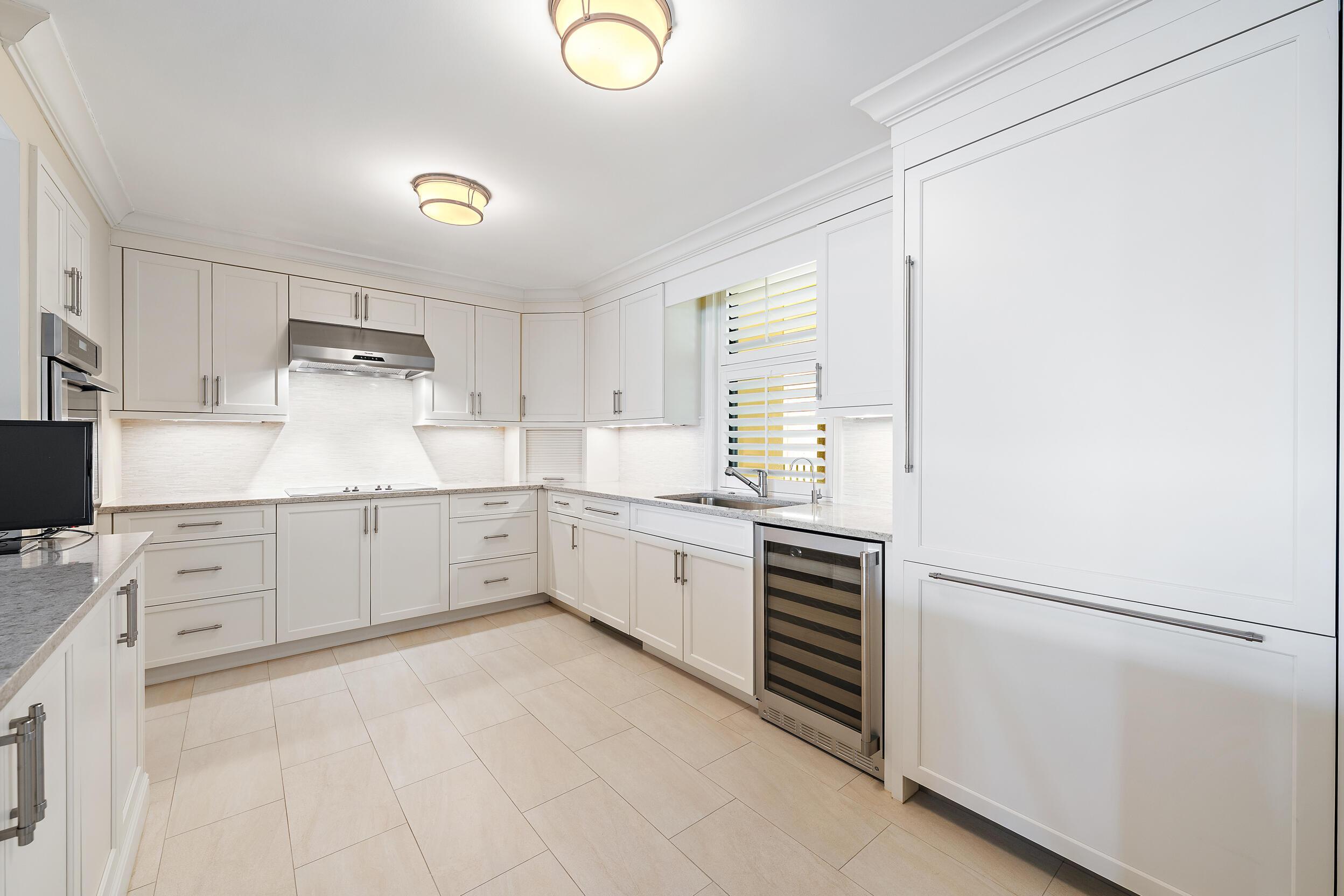 Image 4: Kitchen