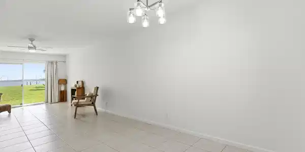 Image 4: Living room
