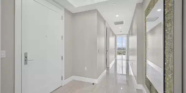 Image 4: UNIT ENTRY WETS CORRIDOR
