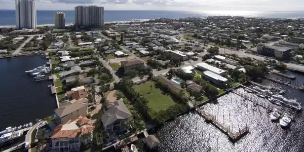 Image 2: 2715 Lake Dr 1 SE view