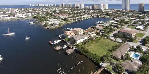 Image 3: 2715 Lake Dr 1 NE view