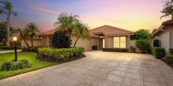 2735 SW Mariposa Circle