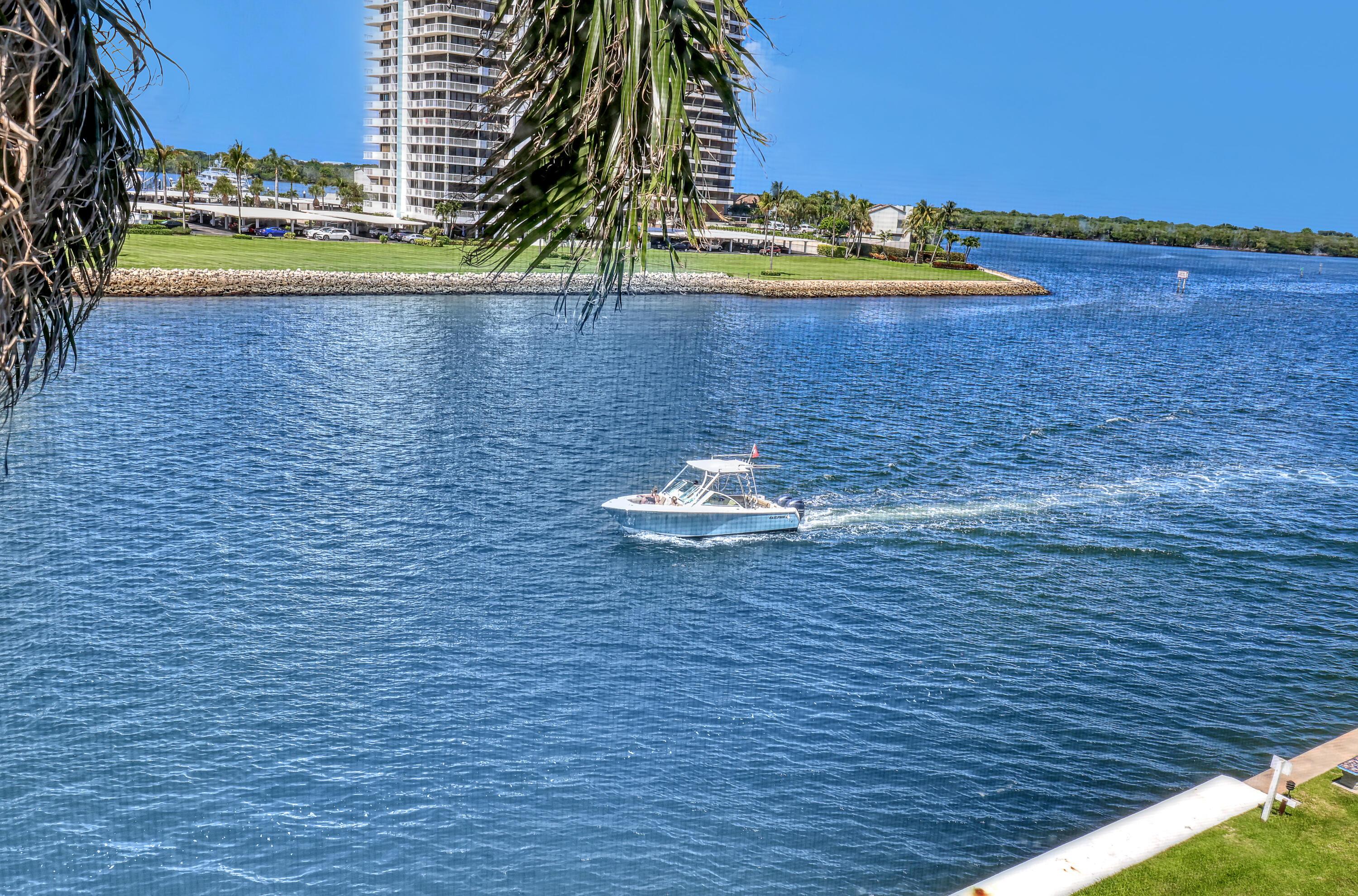 Image 3: 28 Yacht Club #409 (10)