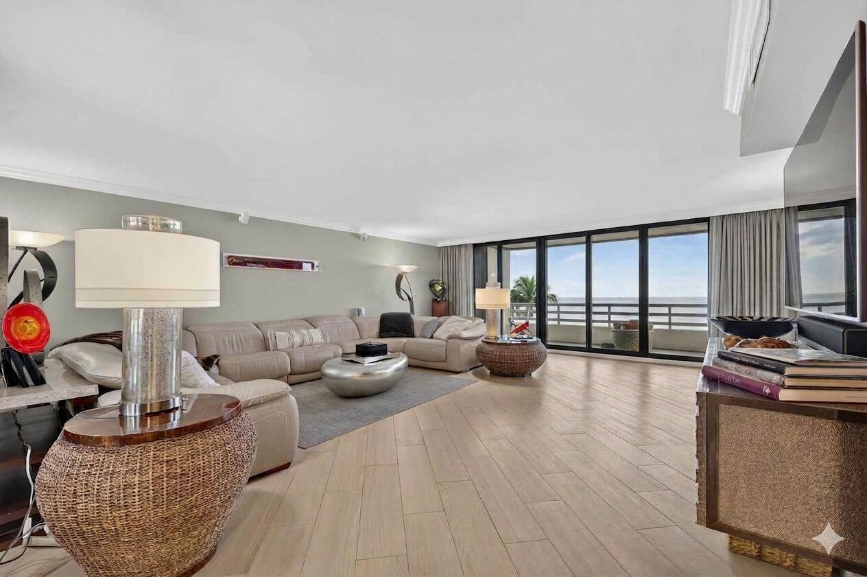 Image 3: Living Area