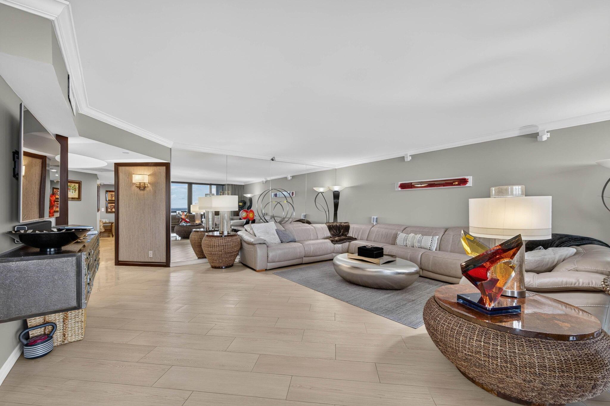 Image 4: Living Area