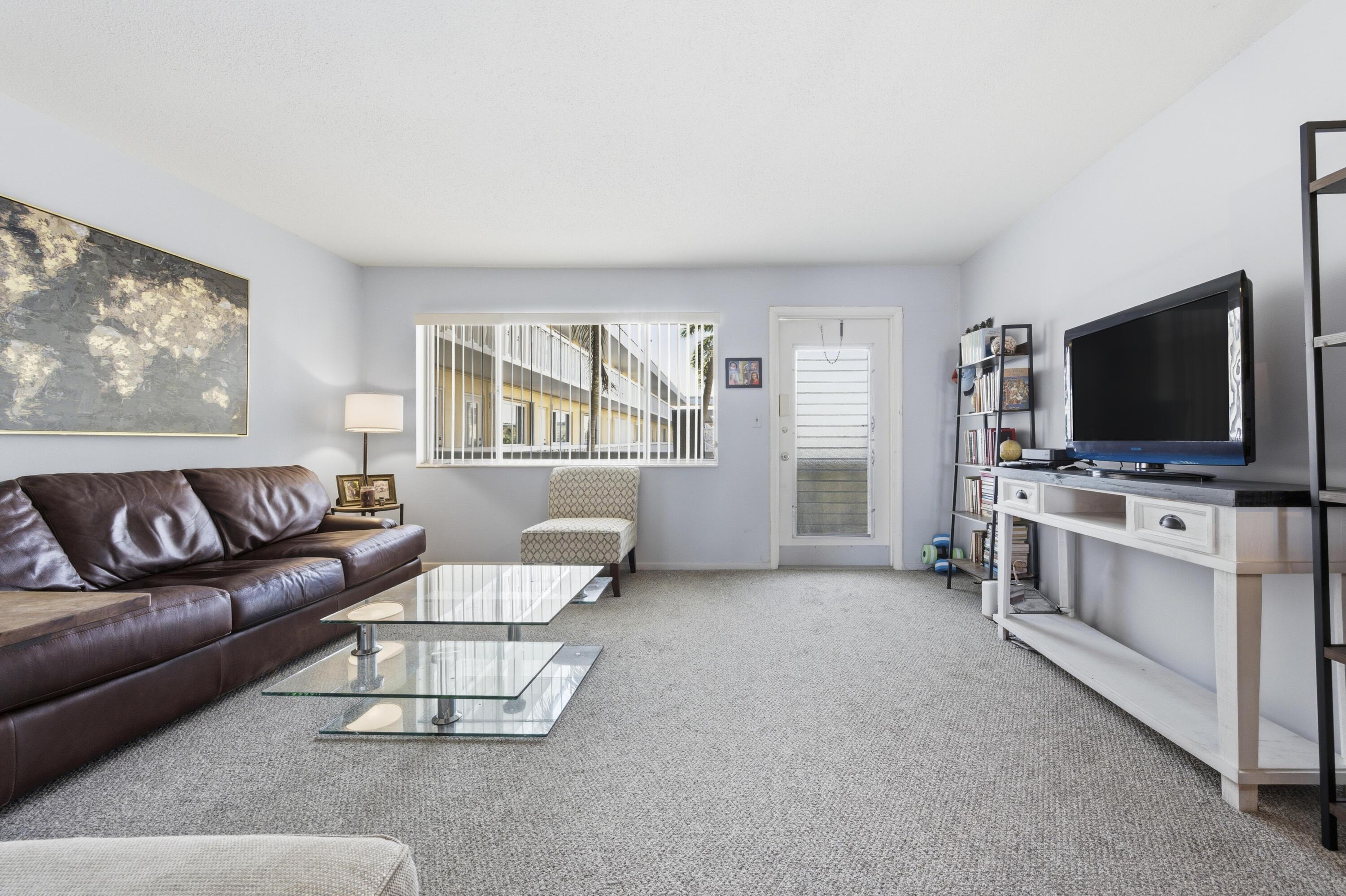 Image 4: Living Area