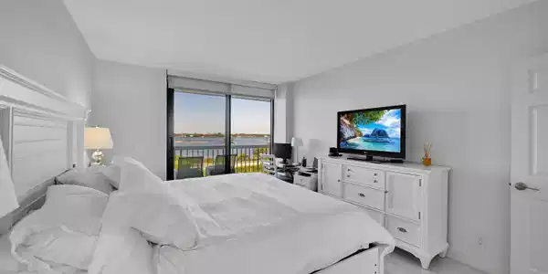Image 3: guest suite