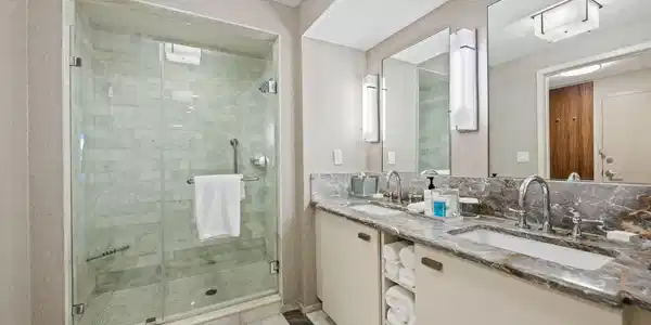 Image 4: bathroom