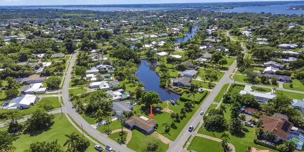 1580 NW Lakeside Trail