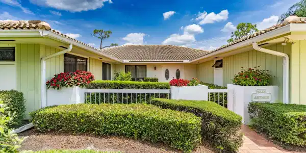 1543 SW Troon Circle