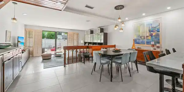 Image 3: 07 Dining area 01