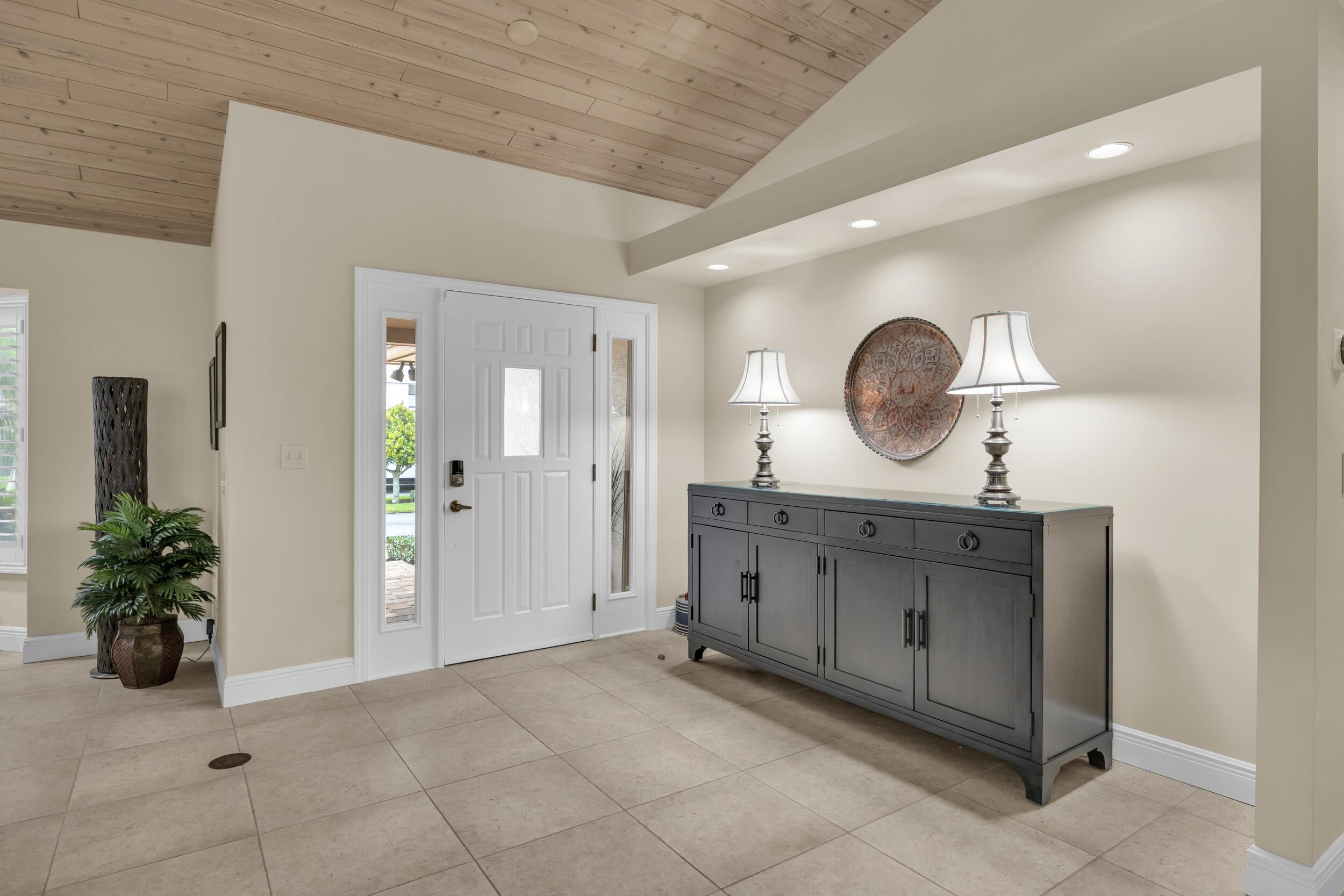 Image 4: Foyer