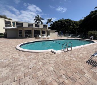 555 Banyan Tree Ln
