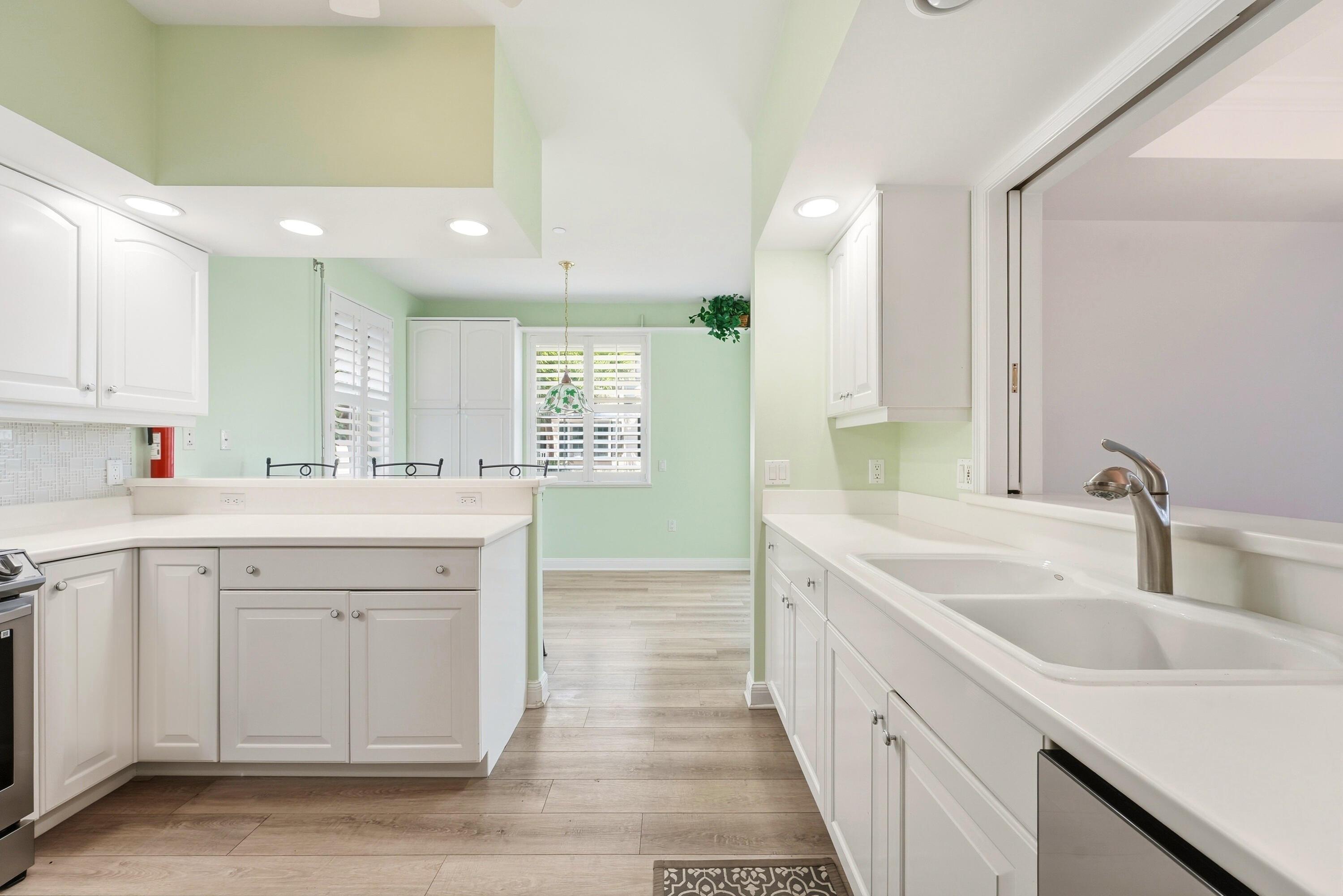 Image 3: Kitchen