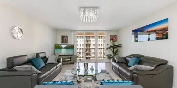 1147 Hillsboro Mile