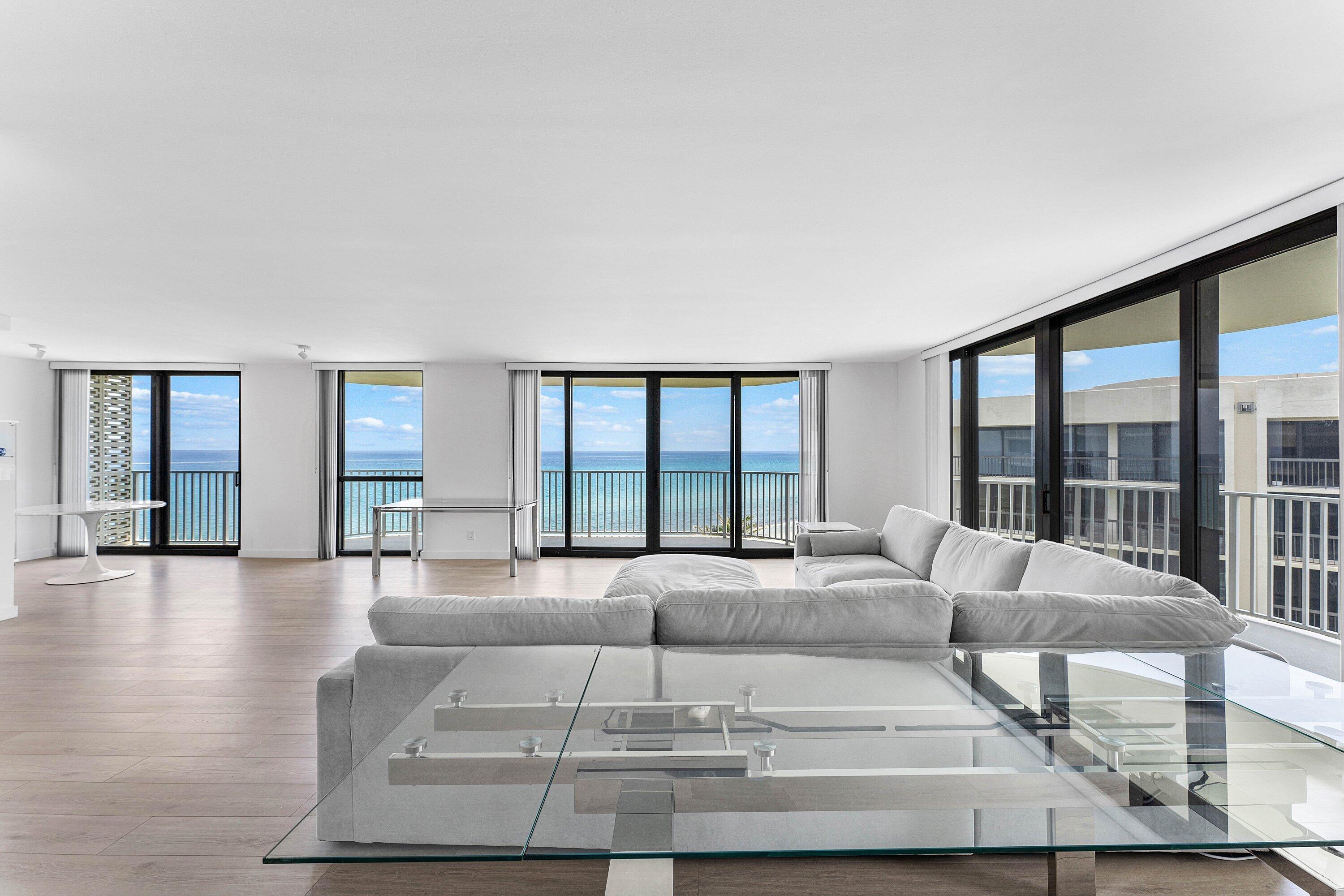 Image 3: 007 Great room (ocean facing)