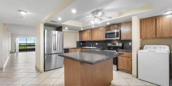 Image 4: Kitchen