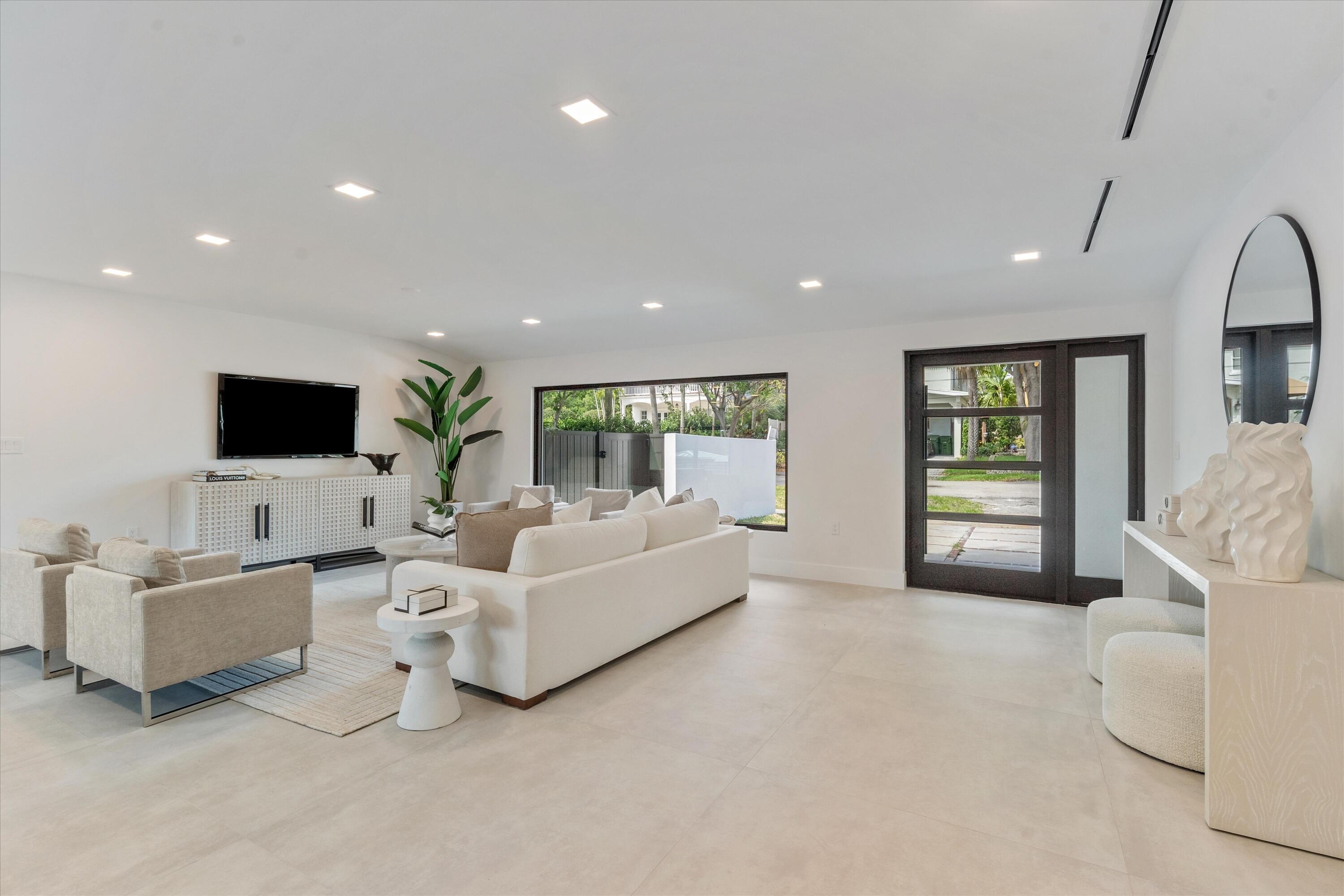 Image 3: Living Room