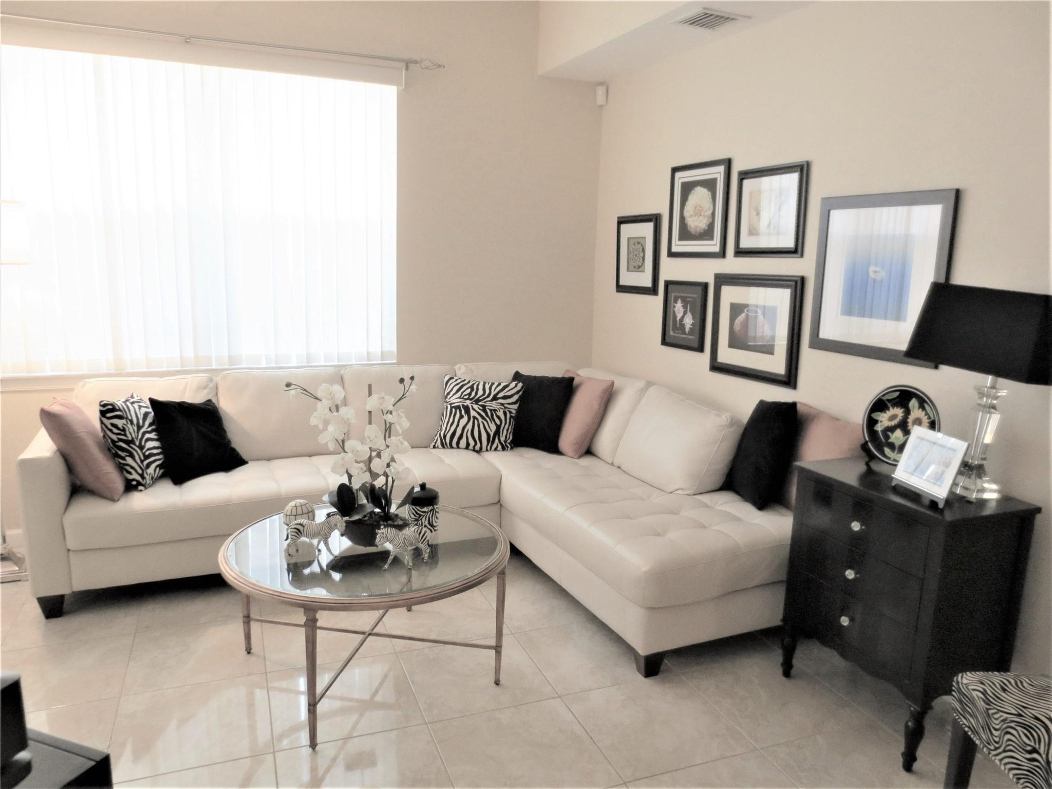 Image 4: Living Room