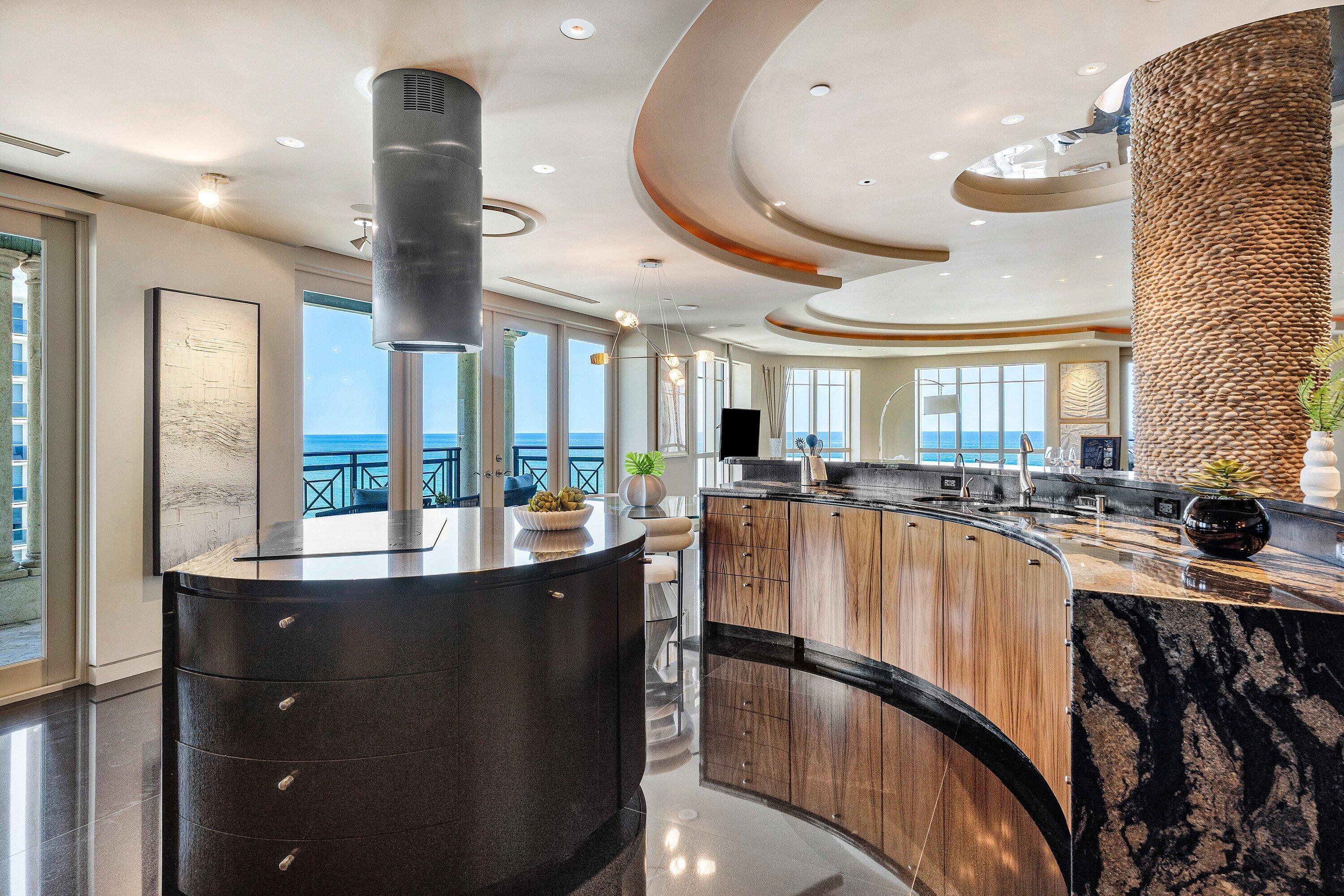 Image 4: Kitchen