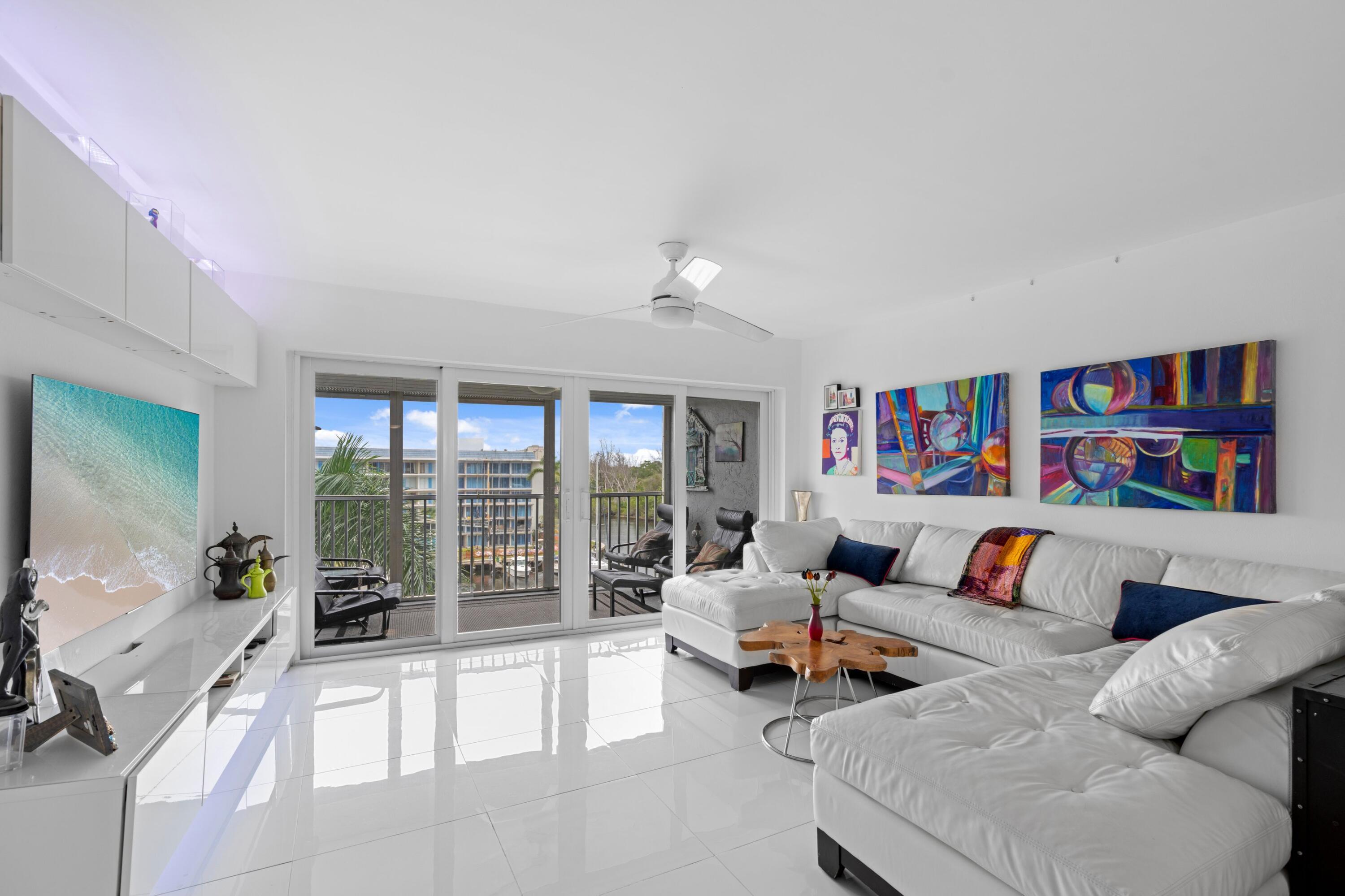 Image 3: Living Room