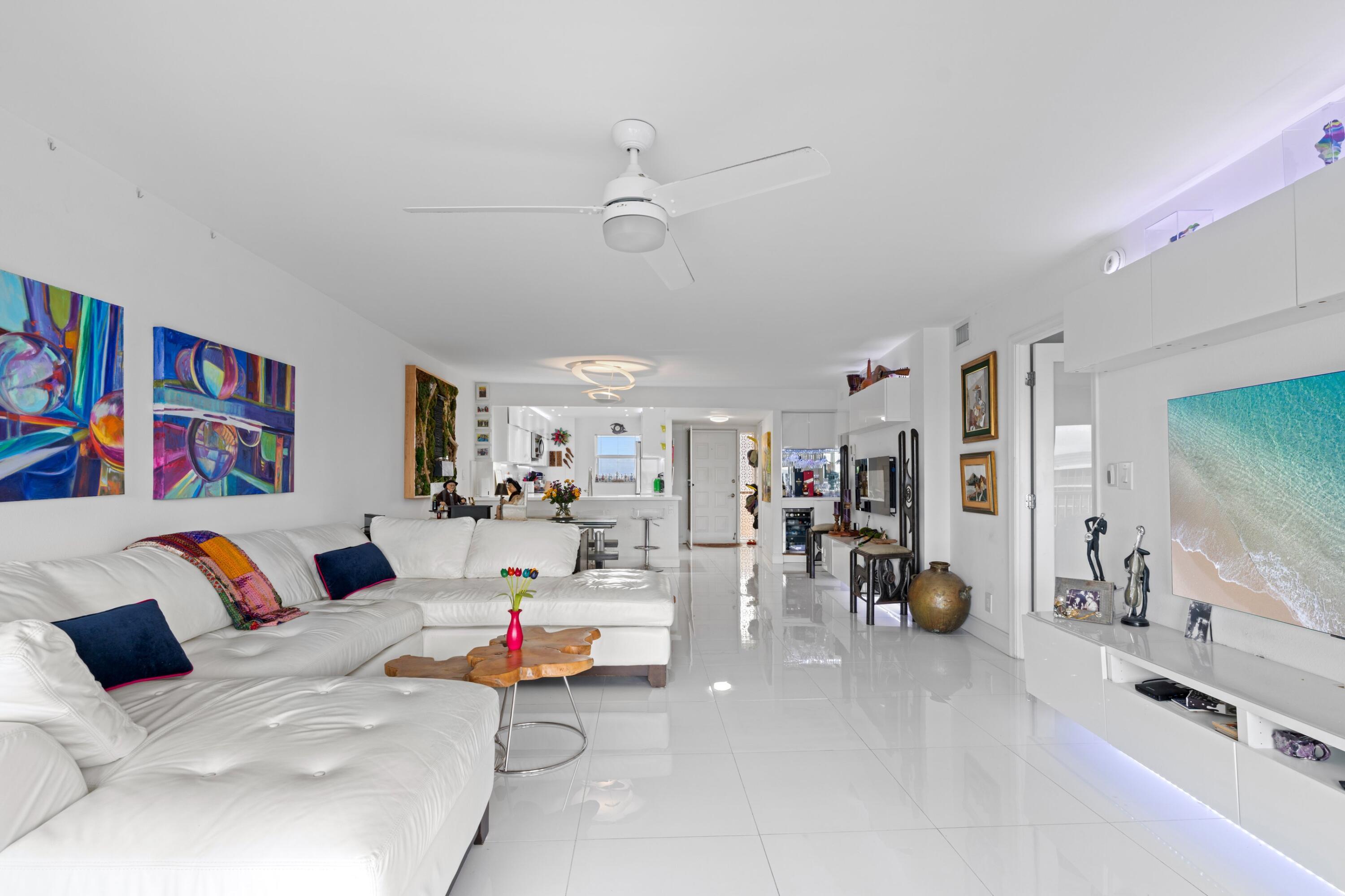Image 4: Living Room