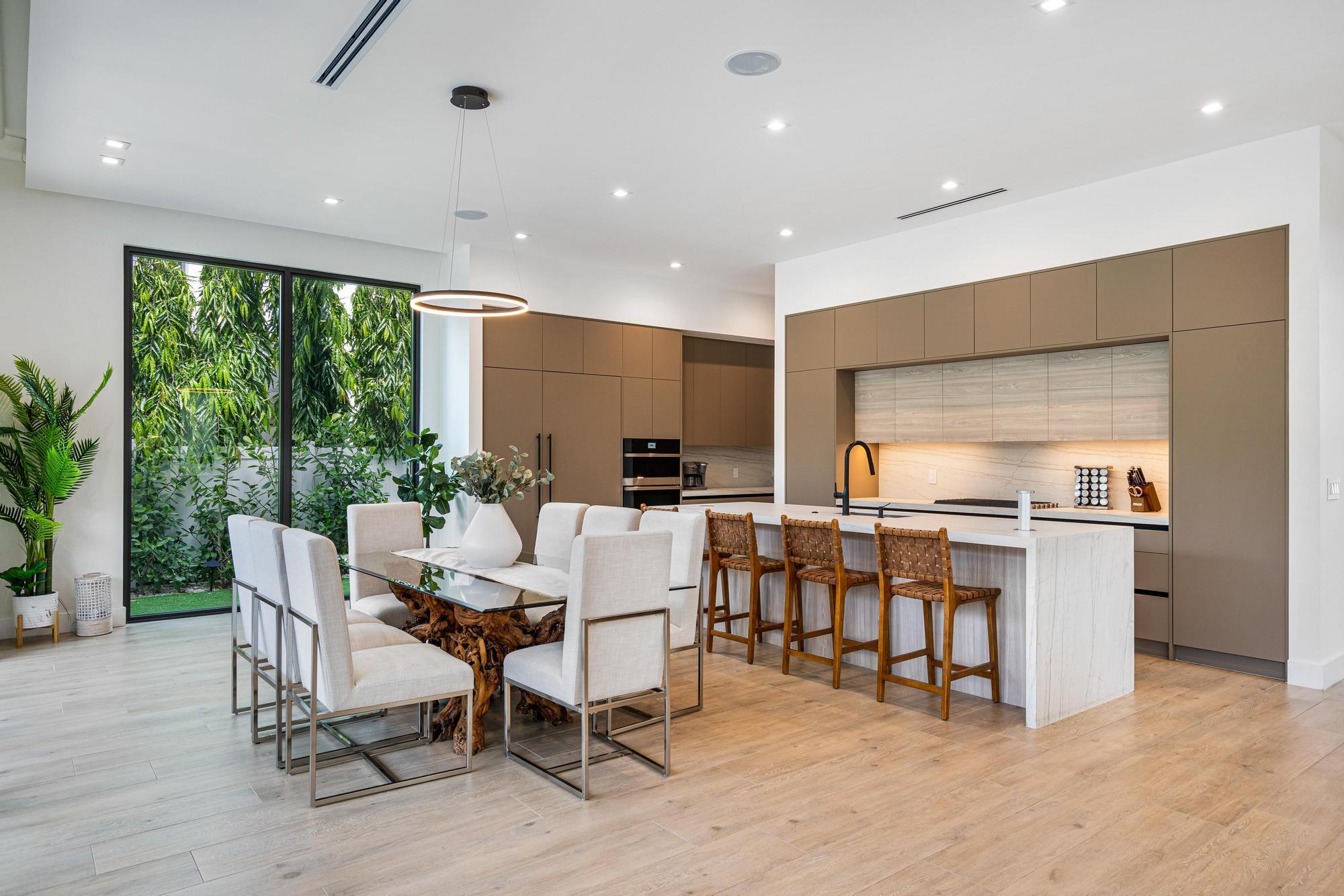 Image 4: Stylish chef&rsquo;s kitchen featuring sleek finishes an
