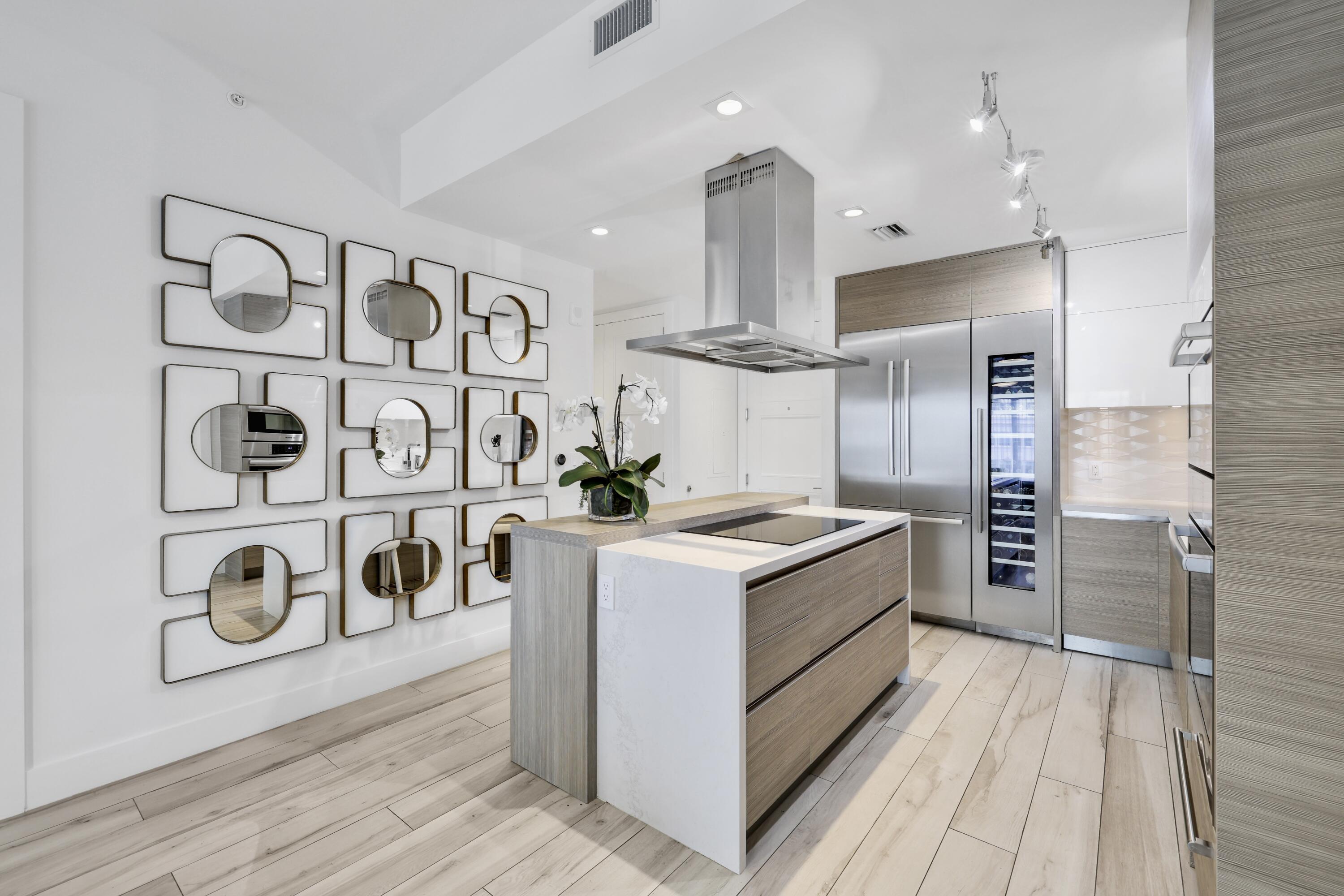 Image 2: Sophisticated kitchen