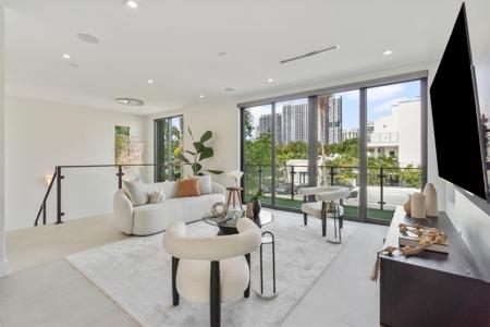 18 SE 11th Ave