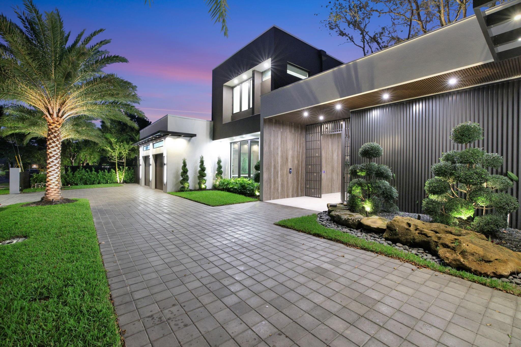 Image 2: Front Entry / Driveway