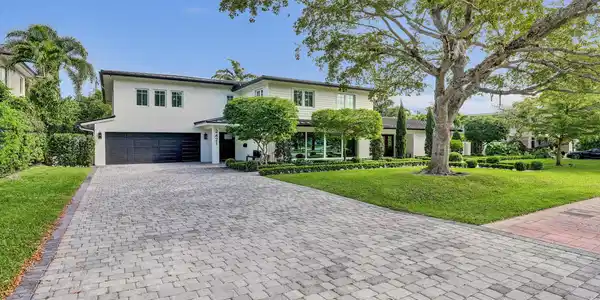 Image 2: DRIVEWAY VIEW