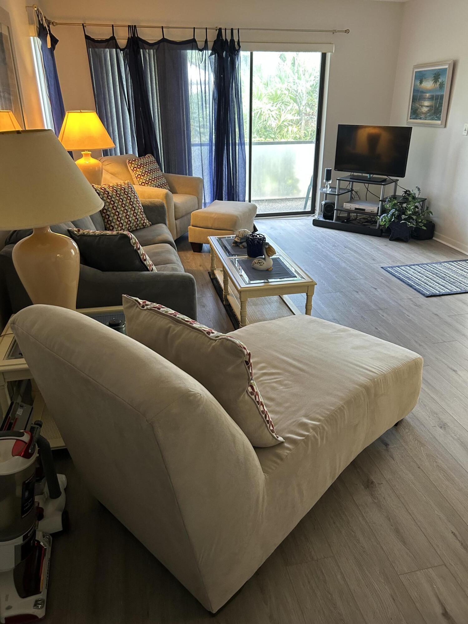 Image 2: Great size living room!
