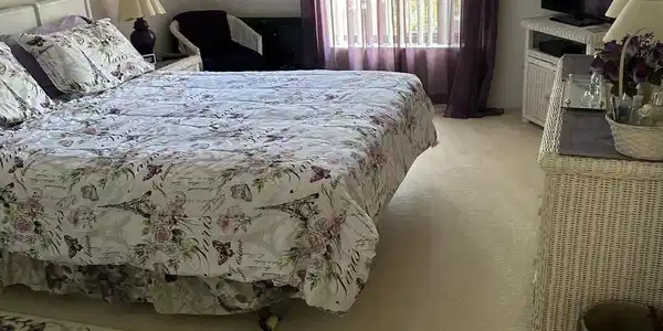 Image 4: Large Master Bedroom
