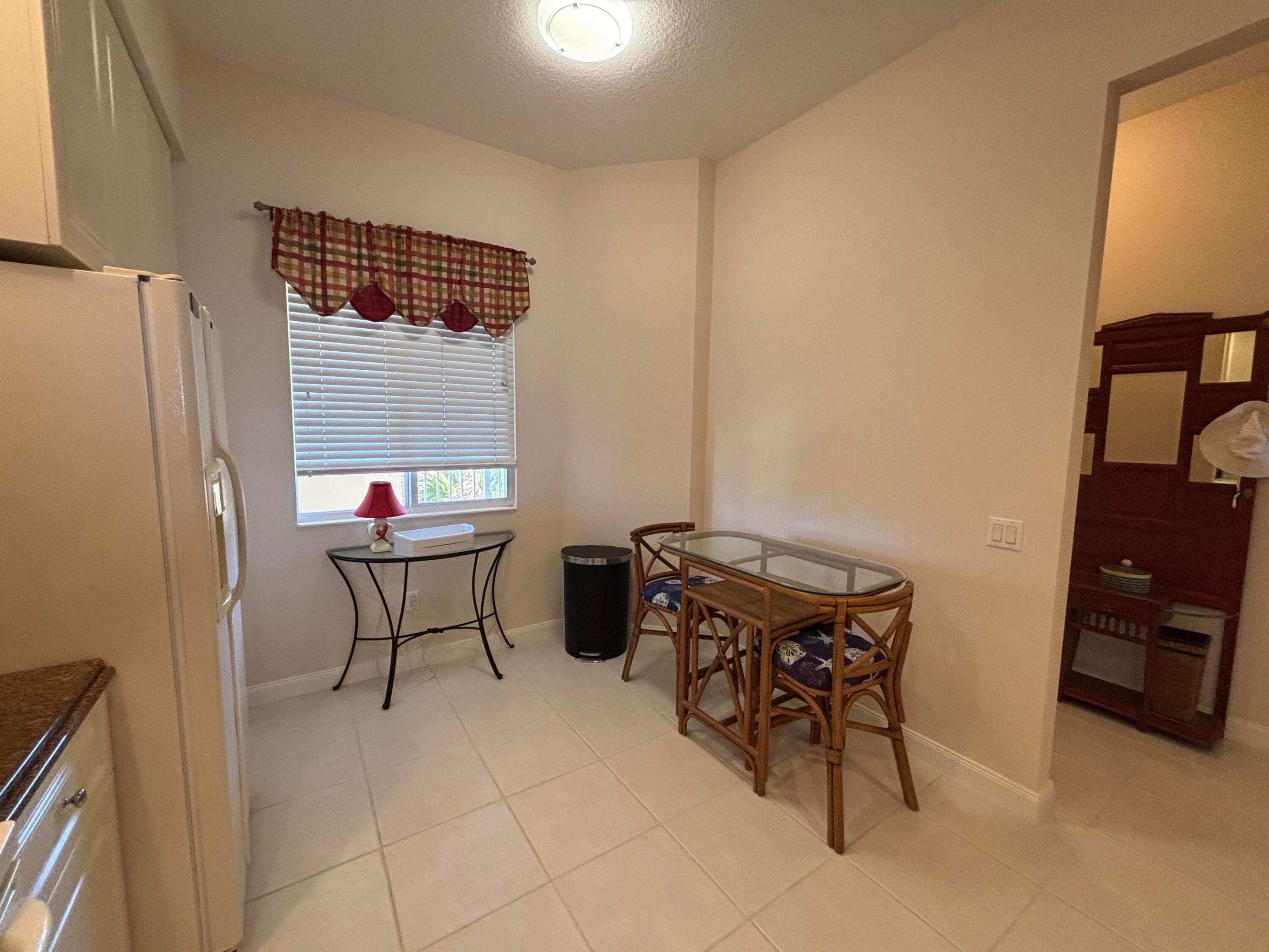 Image 4: Kitchen